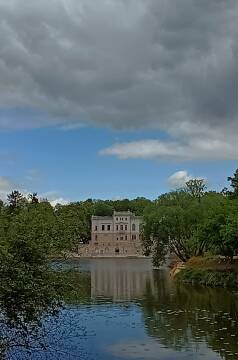 Widok pałacu nad jeziorem
