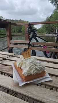 Wafelek z bitą śmietaną nad rzeka.